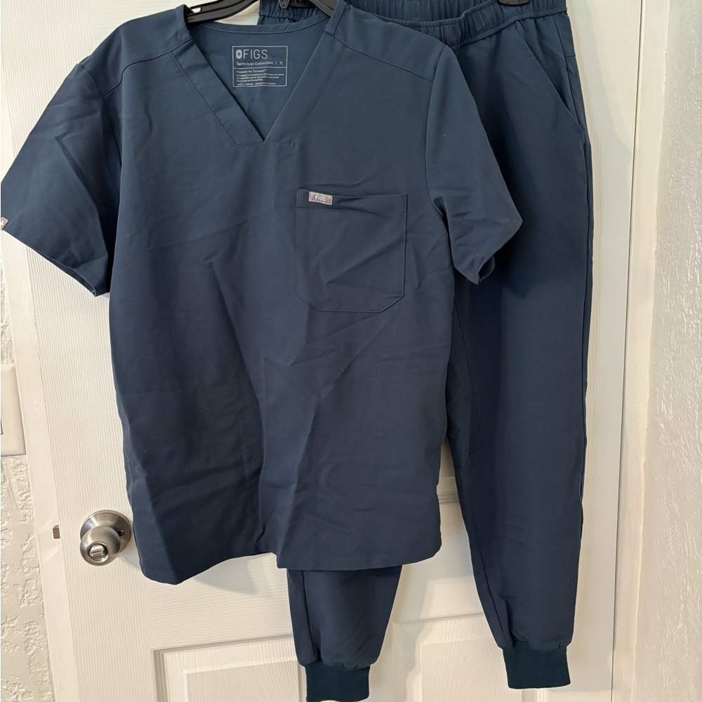FIGS Men Scrubs Set